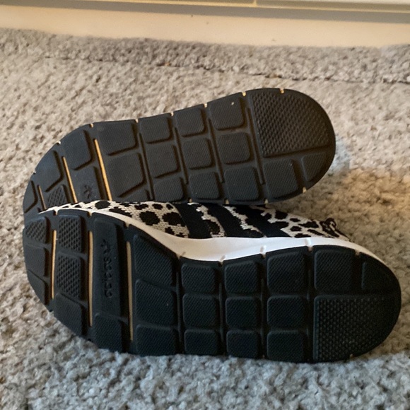 Super cute Adidas Swift Run shoes size 8 - Picture 7 of 7